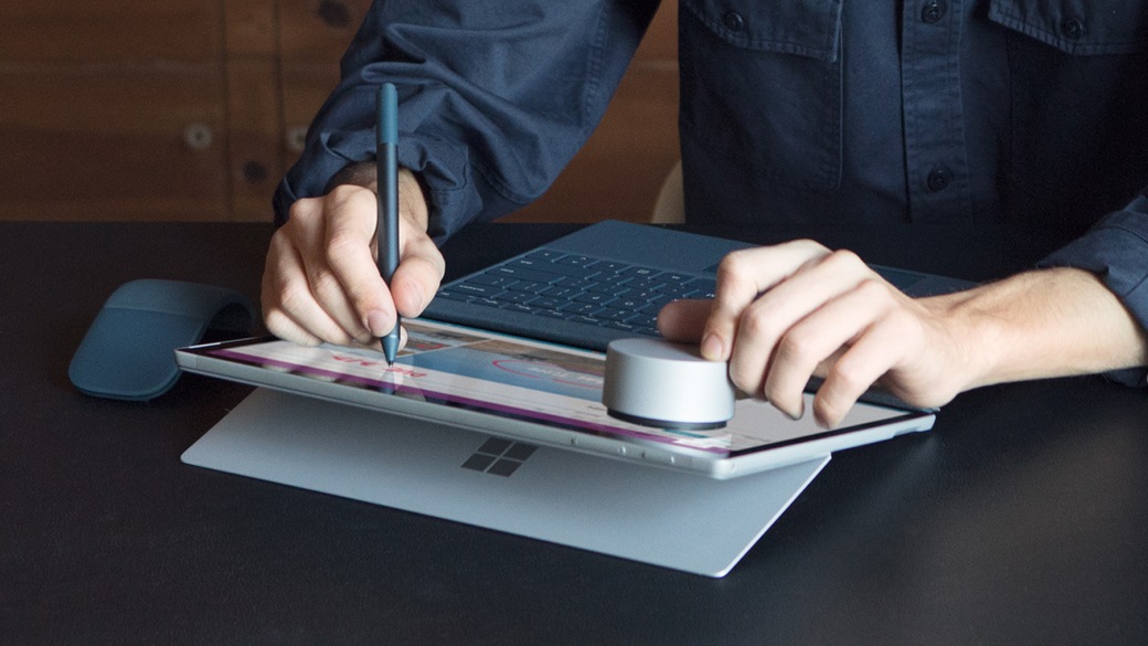 Homme dessinant sur sa Surface Pro en mode tablette avec le stylet Surface. 