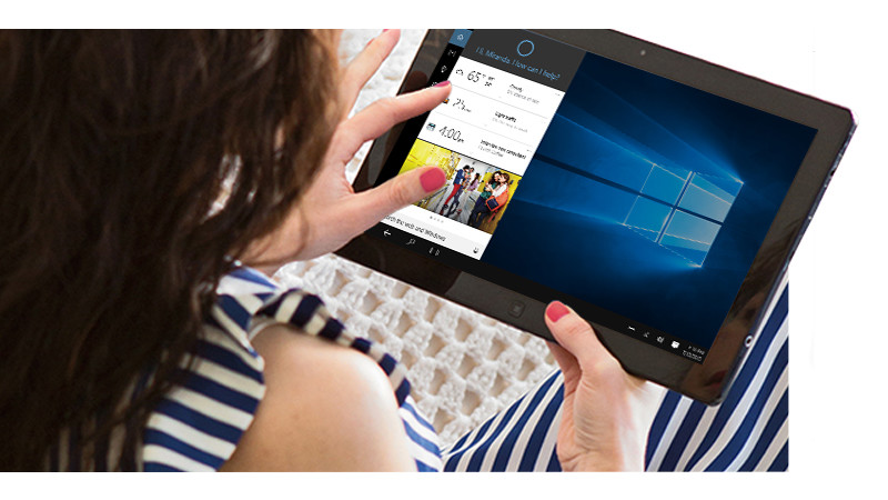 Una mujer usando una tableta con Cortana.
