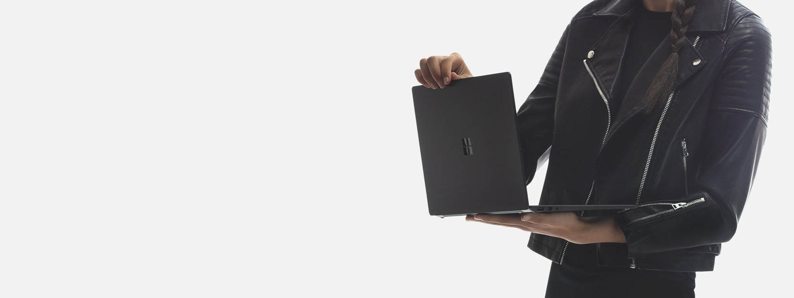 Eine Frau hält einen Surface Laptop 2