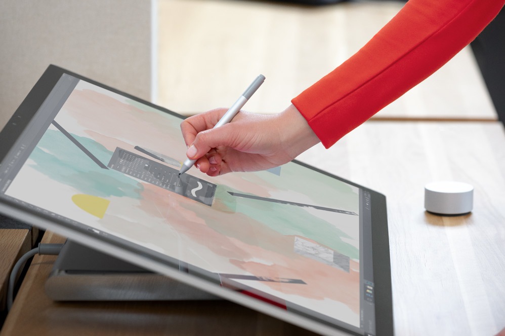 有個人使用 Surface 手寫筆在 Surface Studio 2 電腦上寫字