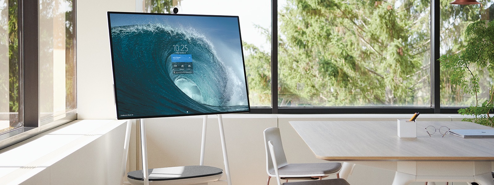A Surface Hub 2S on a Steelcase Roam™ Mobile Stand with APC™ Charge Mobile Battery.
