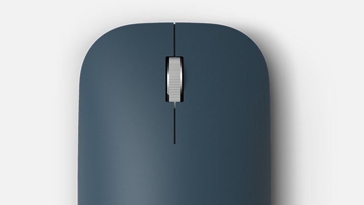 Primer plano de un Surface Mobile Mouse azul cobalto