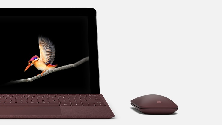 Un Surface Lingo con un Surface Gibson burdeos y un Surface Mobile Mouse burdeos