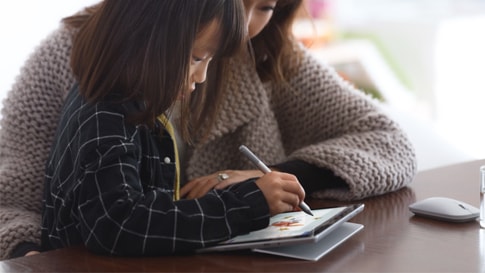 Mutter und Tochter benutzen einen Surface Pen mit Surface Go in Paint 3D