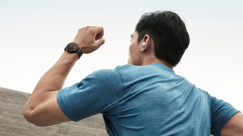 Man running while using the Samsung Galaxy watch Active 2