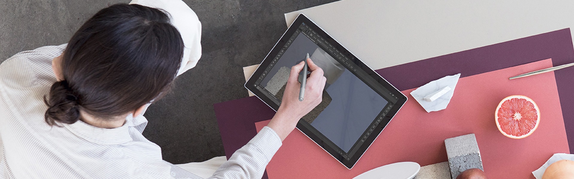 شخص يرسم على شاشة Surface Pro التي تعمل باللمس باستخدام قلم Surface Pen