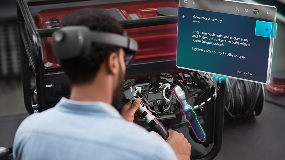 Ein Mann trägt sein HoloLens-Gerät bequem auf dem Kopf.