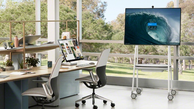 Surface Hub 2S auf Steelcase Roaming-Geräteständer in einem Büro neben einer Fensterfront