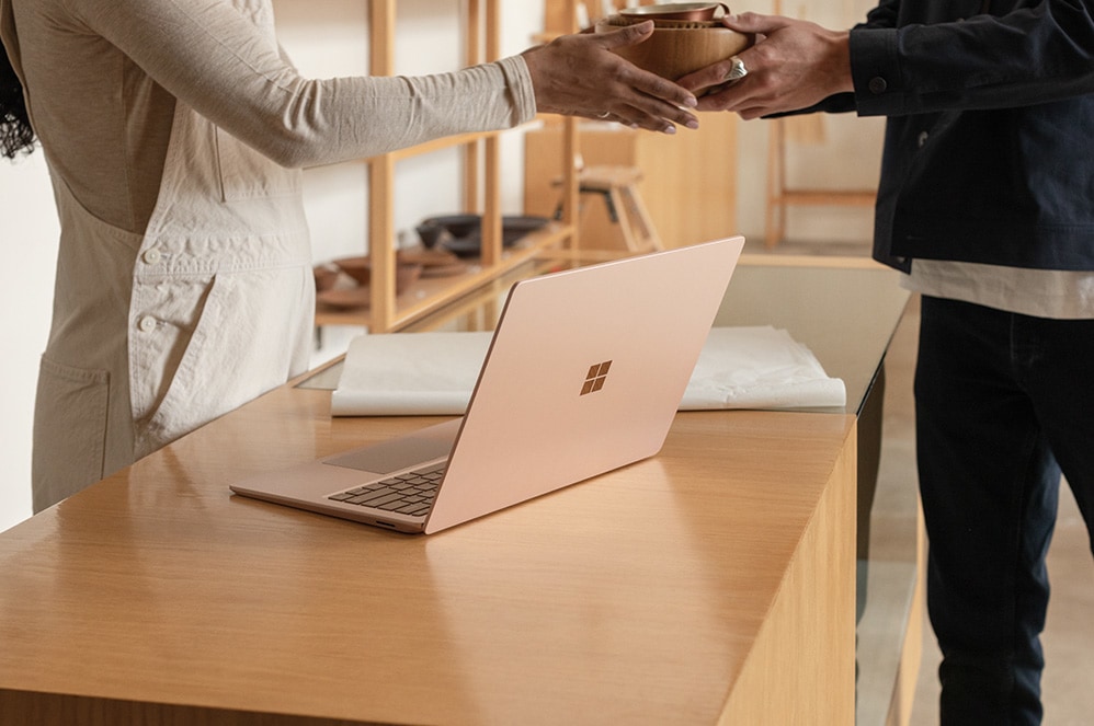 Surface Laptop 3 for Business in der Farbe Sandstein auf einer Ladentheke