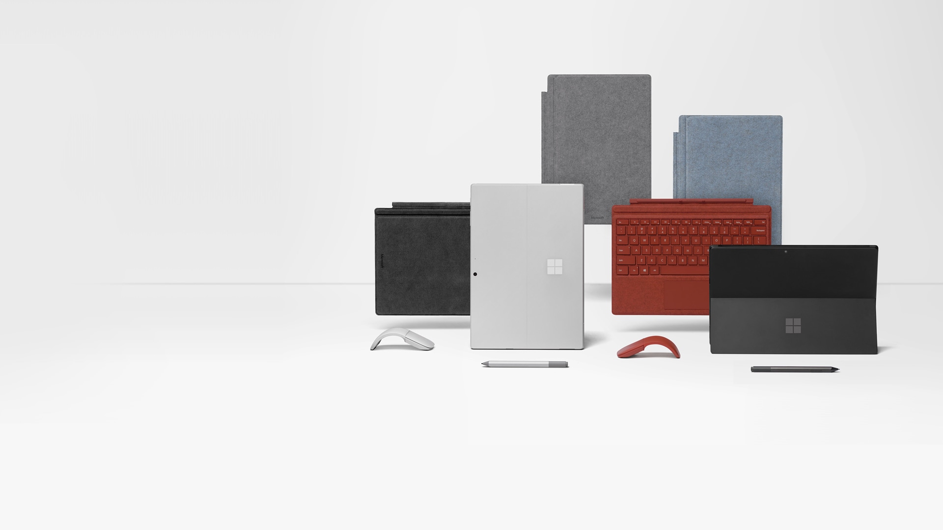 Surface Pro 7  en noir mat et platine avec clavier Type Cover et accessoires de différentes couleurs