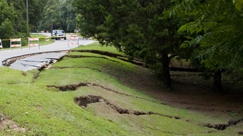 Billede af et jordfaldshul i nærheden af en vej