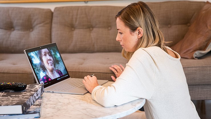 Mujer usando un portátil con Windows 10 en casa