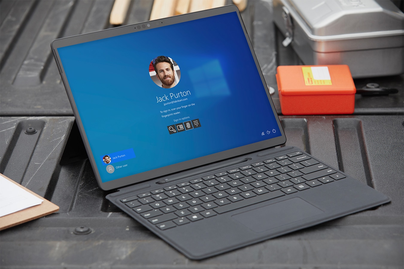 Ein Surface Pro X liegt auf der Ladefläche eines Pickups
