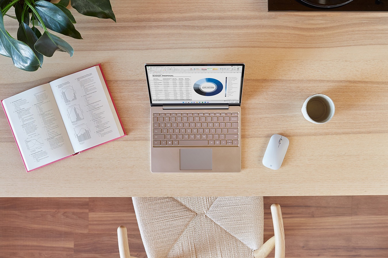 Surface Laptop Go auf einem Schreibtisch mit Surface Mobile Mouse