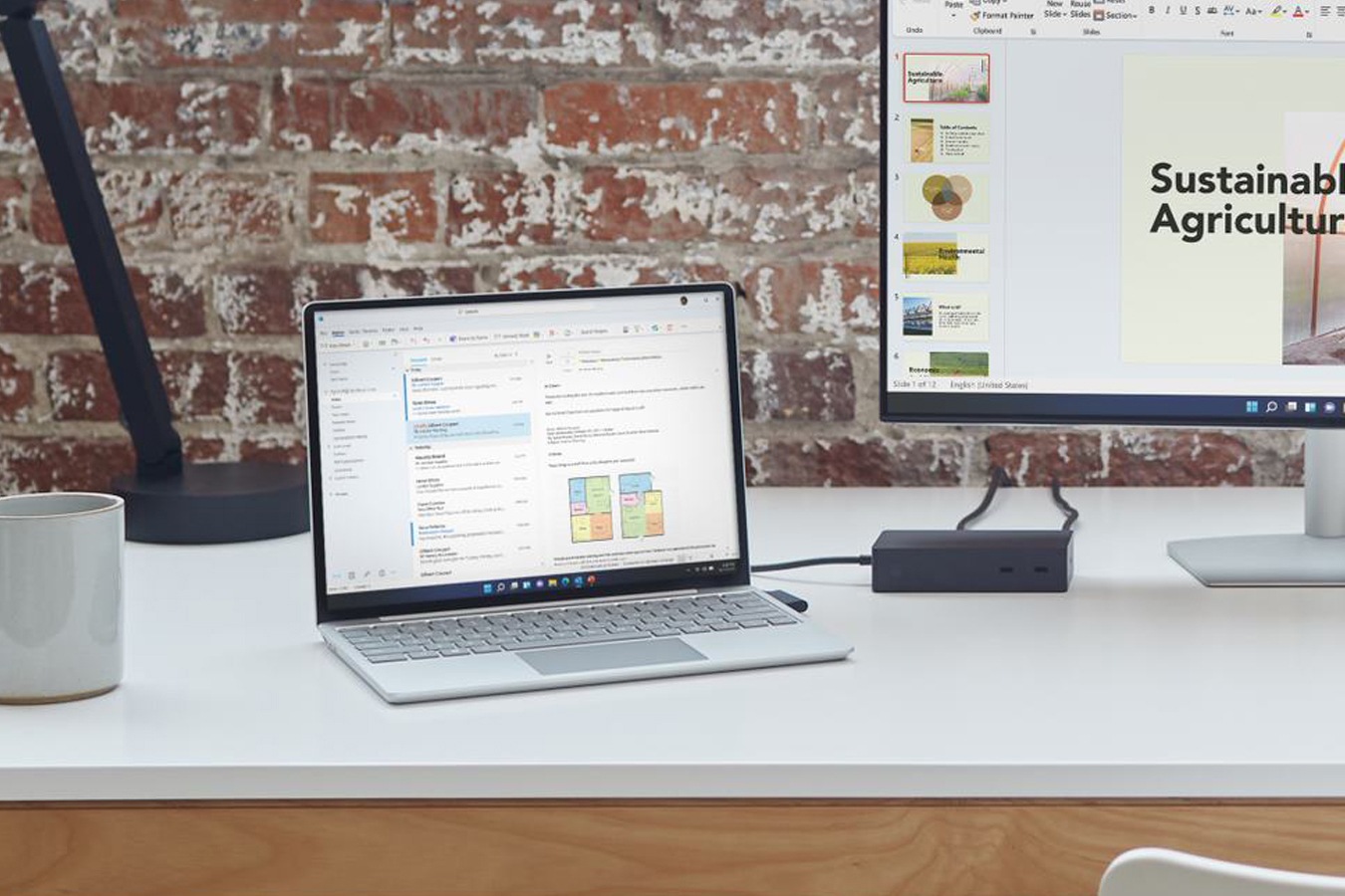 Surface Laptop Go på et skrivebord og koblet til en ekstern skjerm