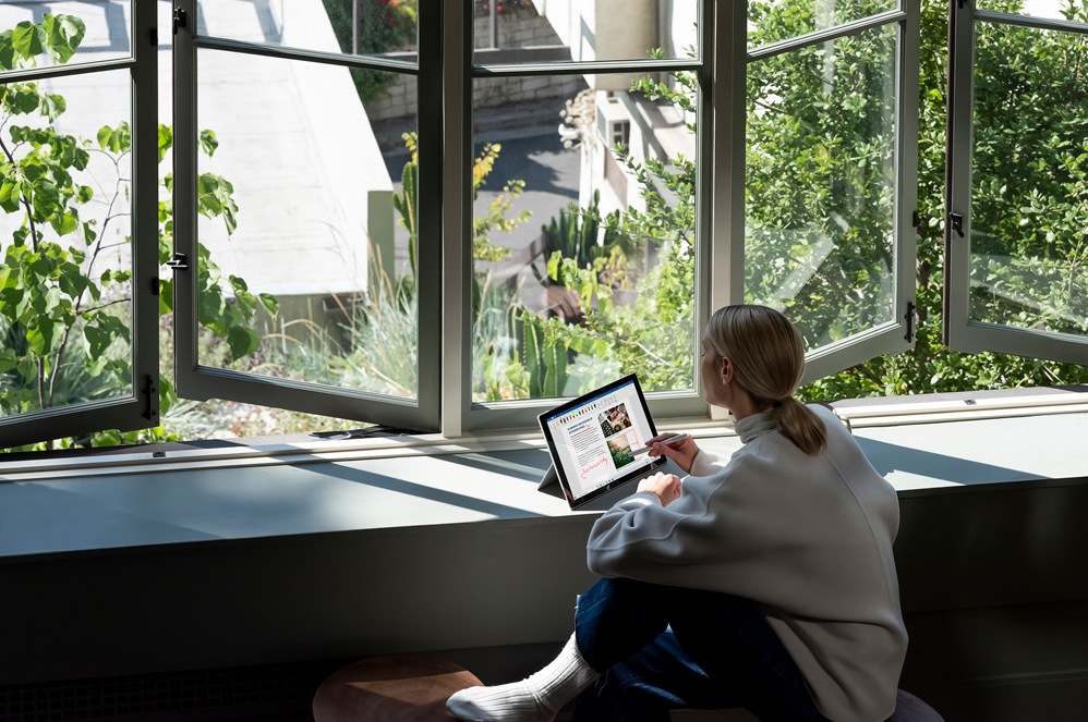 Pessoa a tomar notas no Ecrã Tátil PixelSense™ do Surface Pro 7 com uma Caneta para Surface