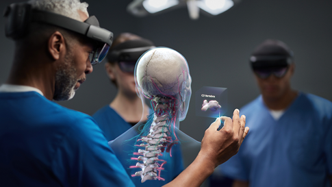 צוות טיפול משתמש ב- HoloLens ובמציאות משולבת.