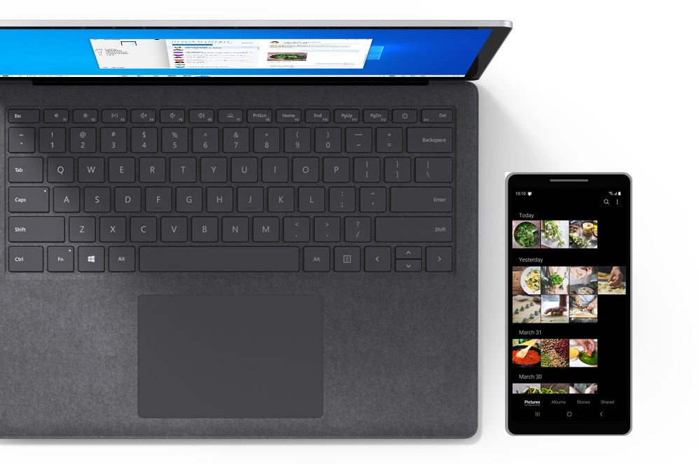Surface Laptop 3 naast een mobiele telefoon