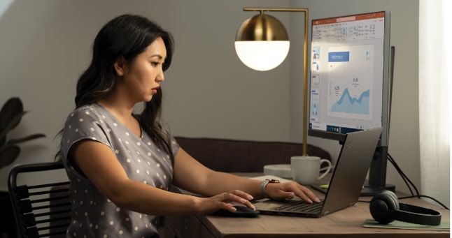 Persona sentada en un escritorio que inicia sesión en su cuenta de Microsoft en una computadora portátil.