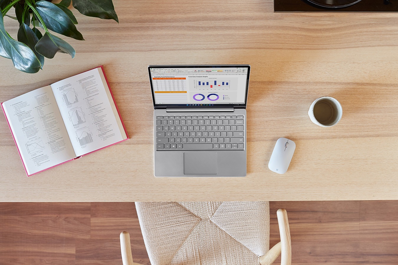 Το Surface Laptop Go πάνω σε ένα γραφείο με ένα ποντίκι Surface Mobile Mouse