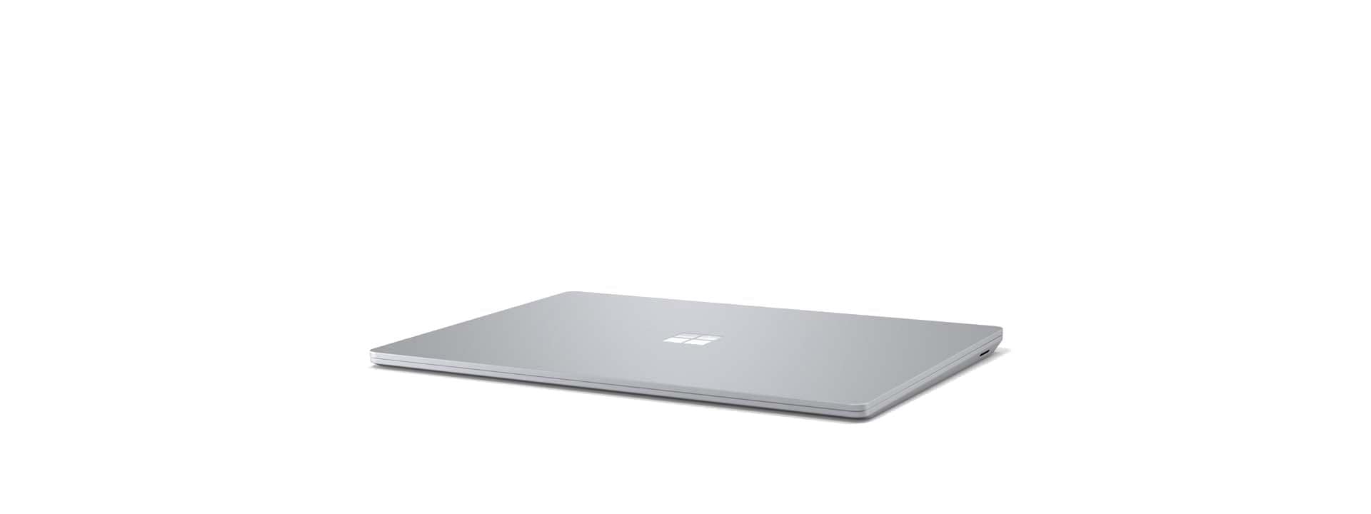 جهاز Surface Laptop 3 يظهر بزاوية والشاشة مغلقة