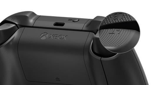 Parte posterior del control inalámbrico Xbox + cable USB-C® con un primer plano de los disparadores texturizados

