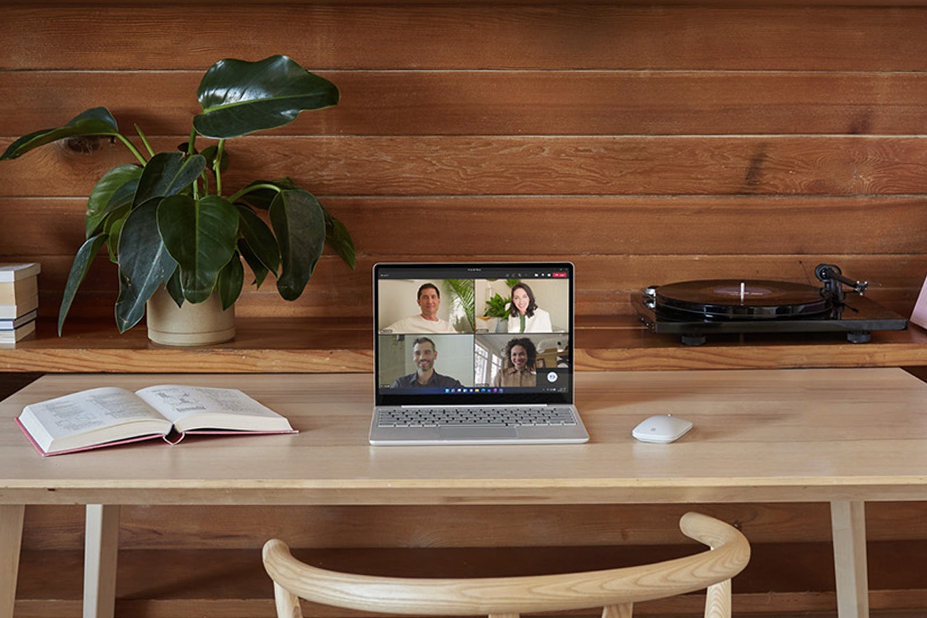 Το Surface Laptop Go πάνω σε ένα γραφείο