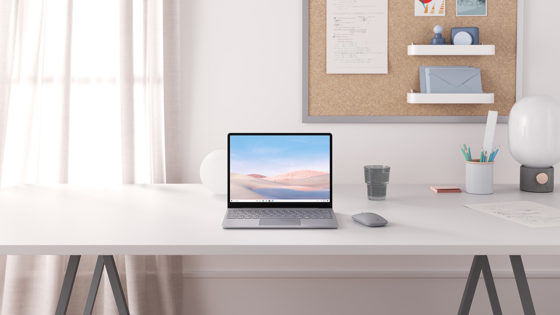 Znajdujący się na biurku komputer Surface Laptop Go w kolorze platynowym