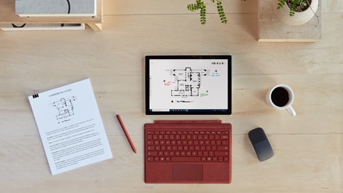 Draufsicht des Surface Pro 7+‎ auf einem Schreibtisch umgeben von Zubehör
