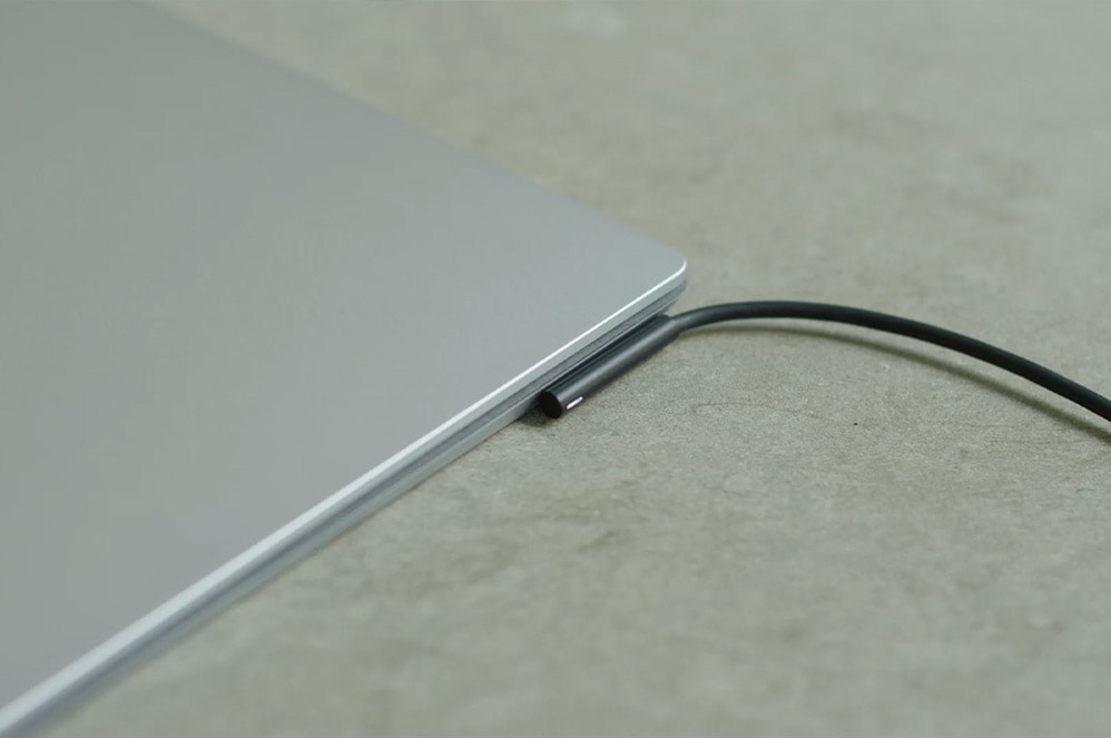 Close-up van de oplaadpoort op Surface Laptop 4