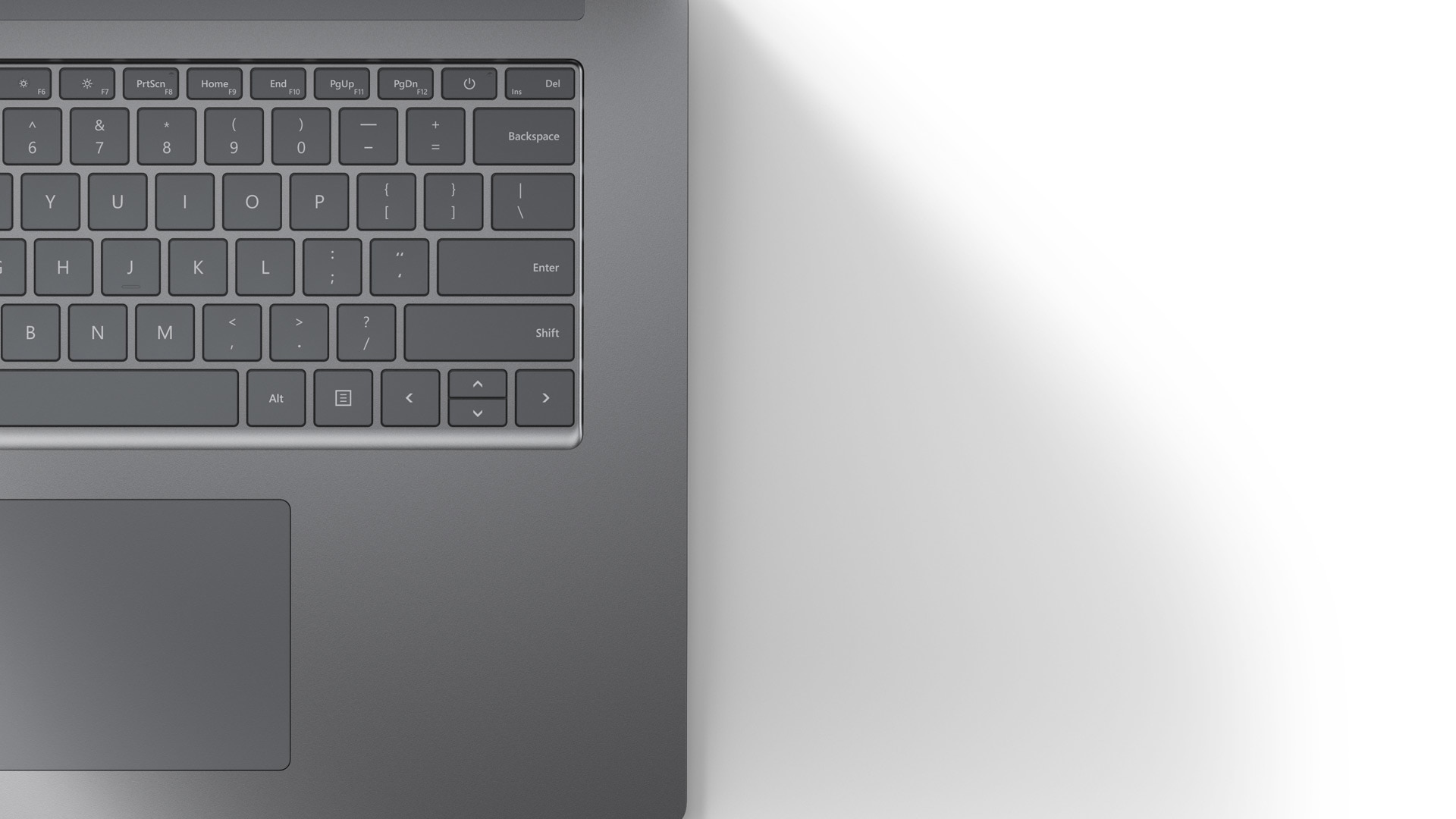 ภาพระยะใกล้ของ Surface Laptop 4 วัสดุโลหะเรียบลื่นสีเงินแพลตินัม