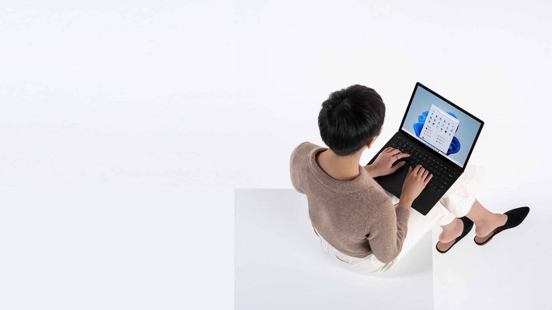 Osoba pisząca na urządzeniu Surface Laptop 4 w kolorze czarnym matowym