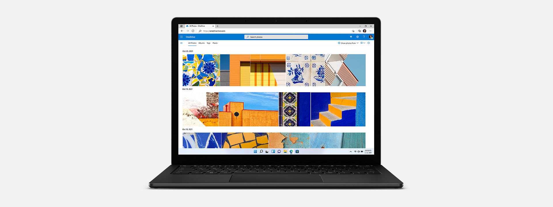 Matsort Surface Laptop 4 set forfra, der viser Microsoft OneDrive