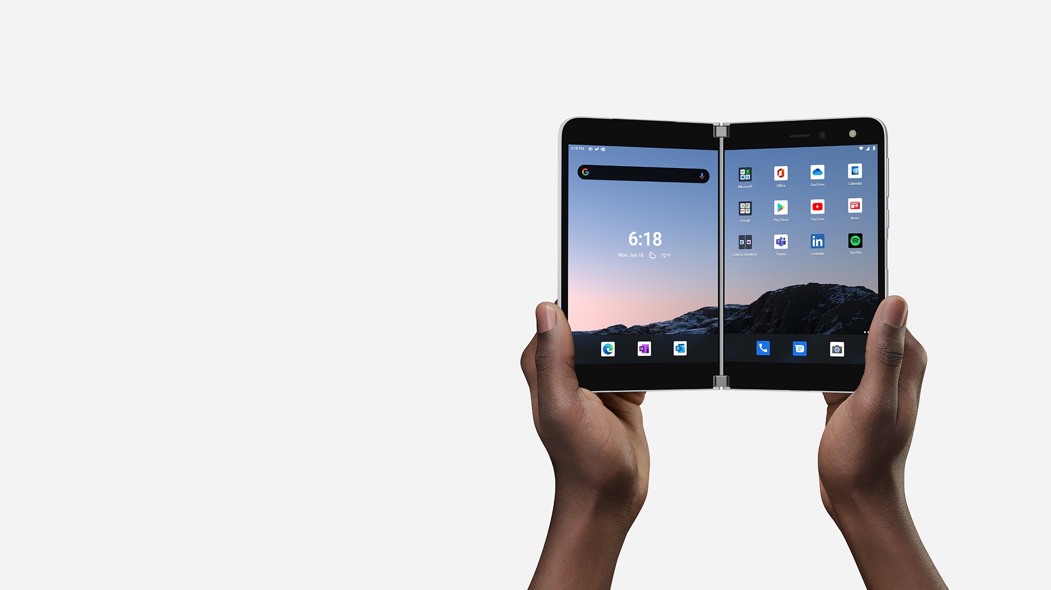 Eine Person hält ein Surface Duo aufgeklappt in den Händen, um beide Bildschirme zu zeigen.