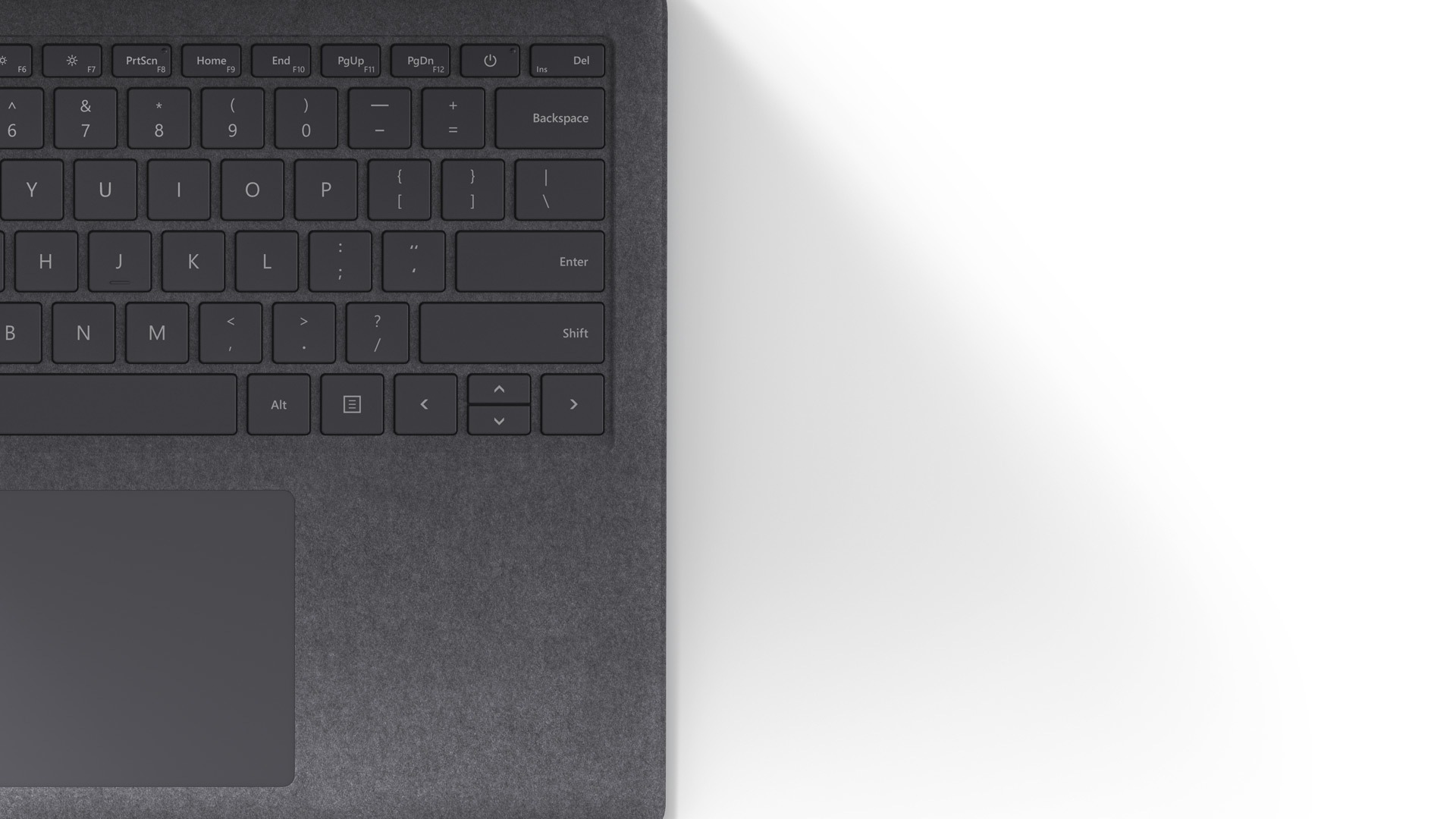 ภาพระยะใกล้ของ Surface Laptop 4 หุ้มวัสดุ Alcantara สีเงินแพลตินัม