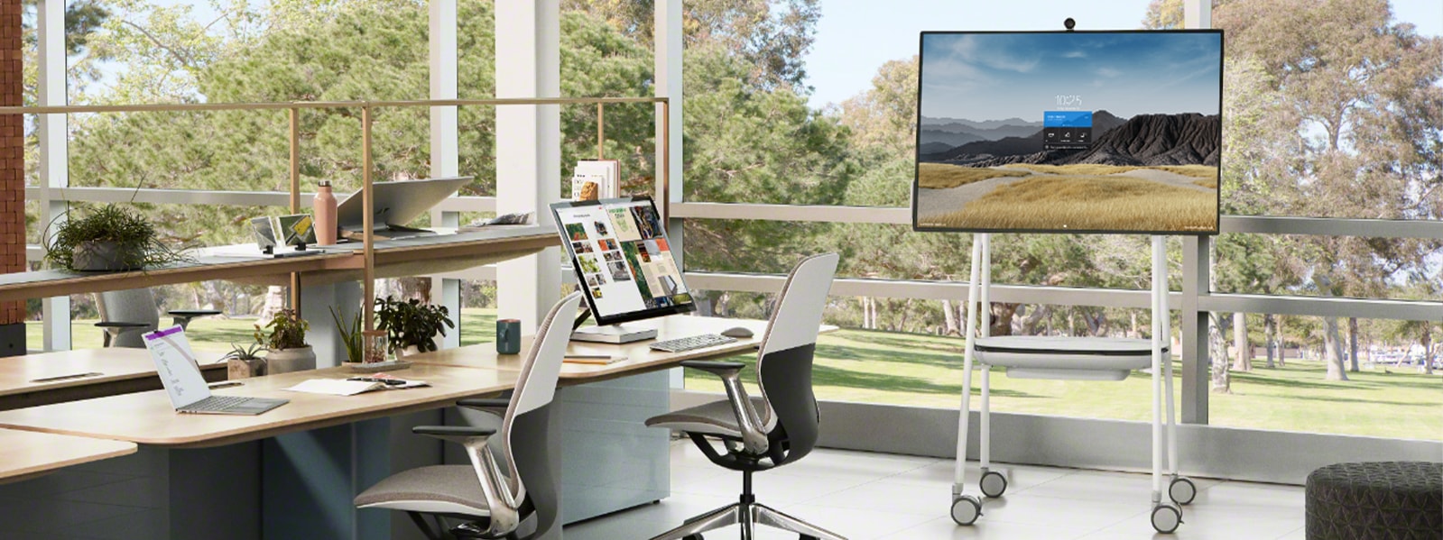 Un Surface HUB 2S 50'' sur le support mobile dans un bureau.