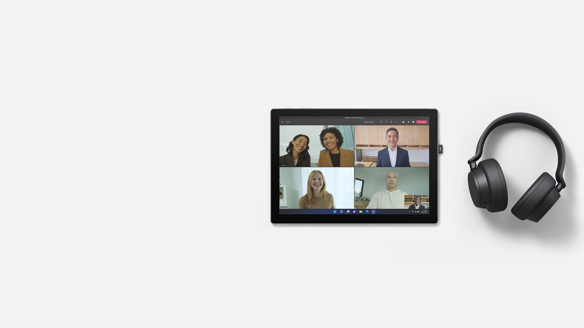 Tryb Razem w Microsoft Teams używany na urządzeniu Surface Pro 7+, obok którego po prawej stronie stoi Surface Headphones 2+