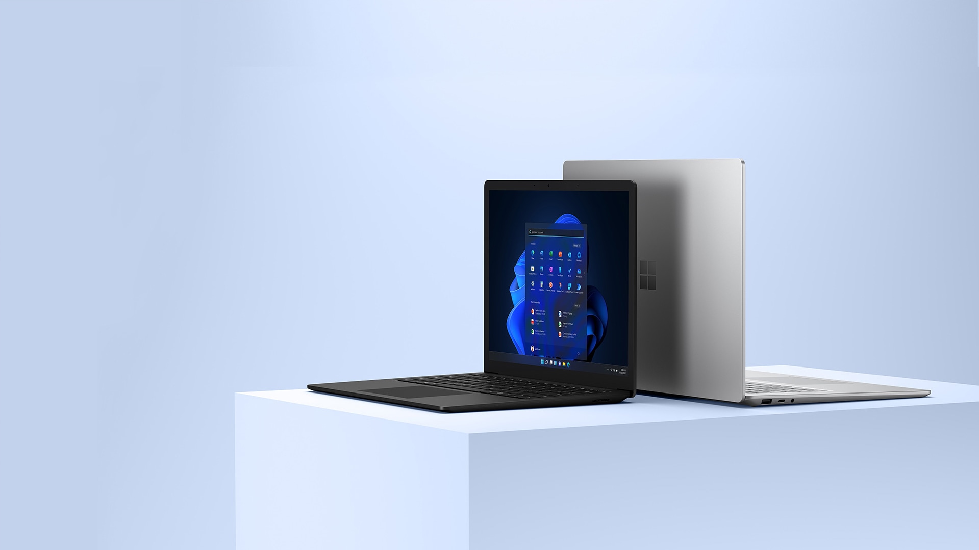 Zwarte 13,5-inch Surface Laptop 4 met het scherm naar buiten gericht. Platina 15-inch Surface Laptop 4 met de rug naar het 13,5-inch formaat