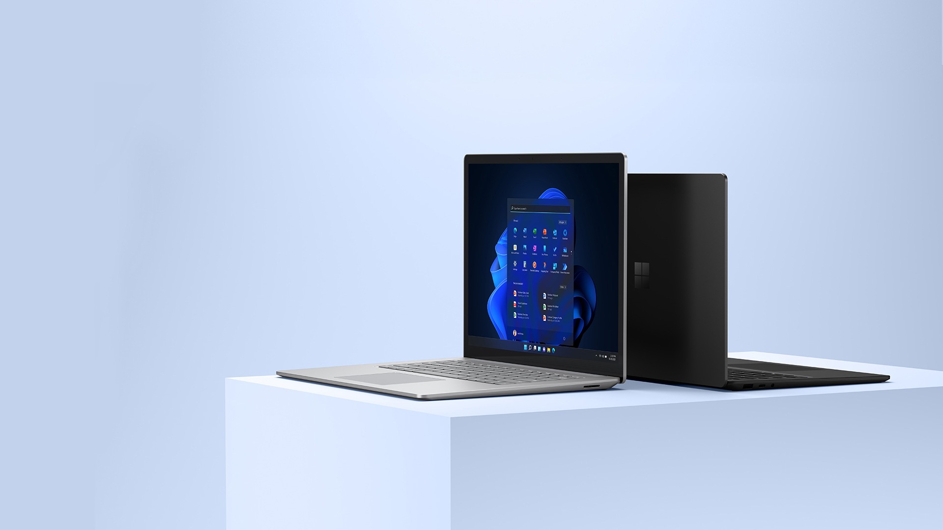 Surface Laptop 4 mit 15-Zoll in Platin mit Bildschirm, der nach Außen zeigt. Surface Laptop 4 mit 13,5-Zoll in Schwarz Rücken an Rücken mit 15-Zoll-Modell