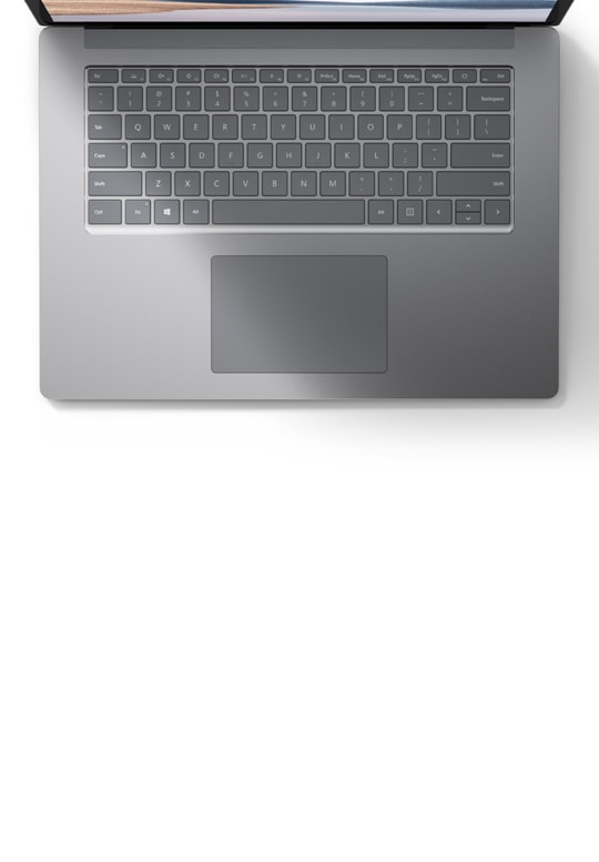Primer plano de Surface Laptop 4 con acabado en platino suave metálico
