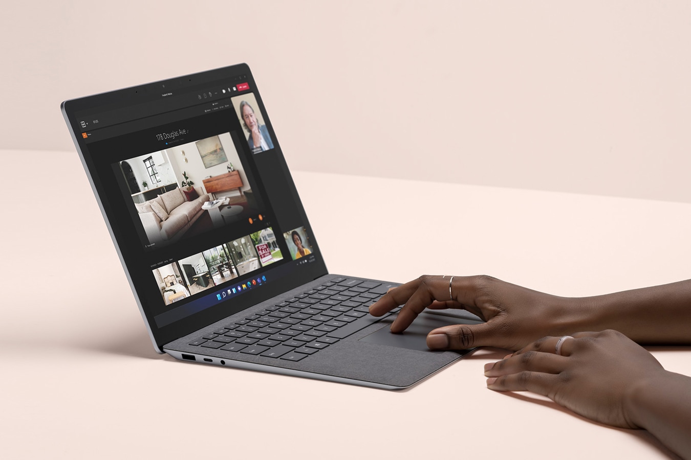 Widok z profilu urządzenia Surface Laptop 4 w kolorze platynowym z wideo rozmową w aplikacji Microsoft Teams na ekranie
