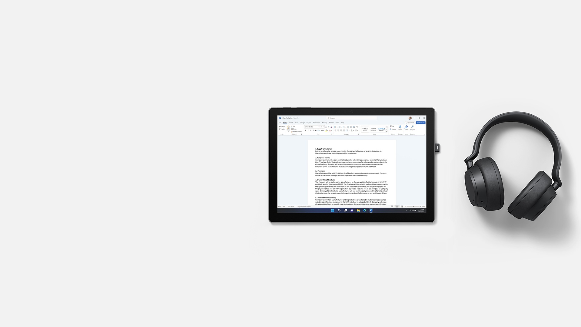 Surface Pro 7+ 上显示 Microsoft Word 文档，右侧放着 Surface Headphones 2+