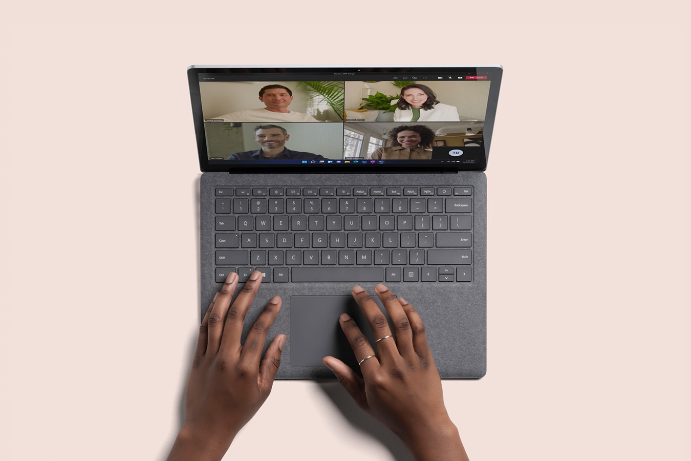 白金色 Laptop 4 裝置的俯視圖，螢幕顯示 Microsoft Teams
