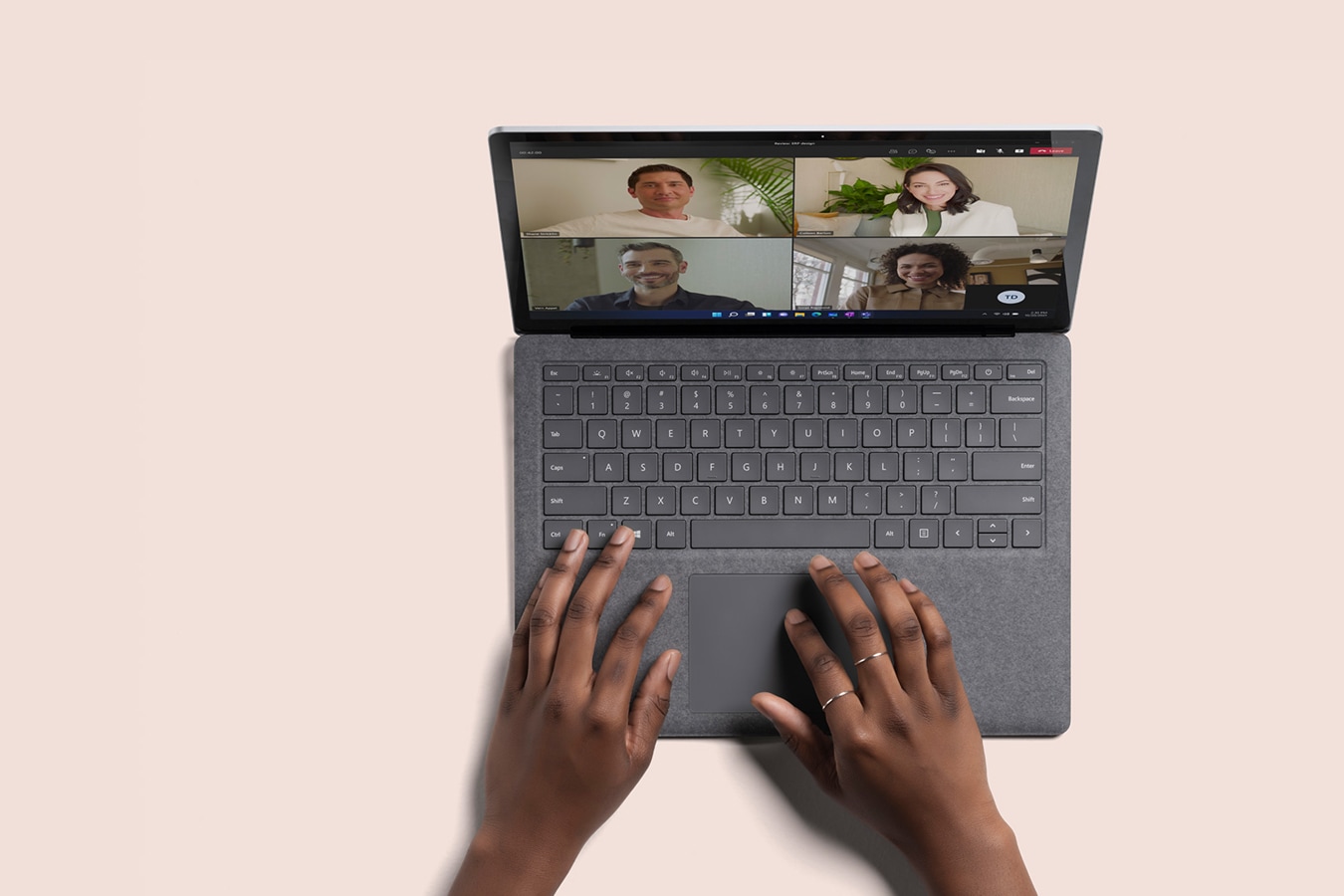 Vy ovanifrån på en Laptop 4-enhet i platina med Microsoft Teams på skärmen
