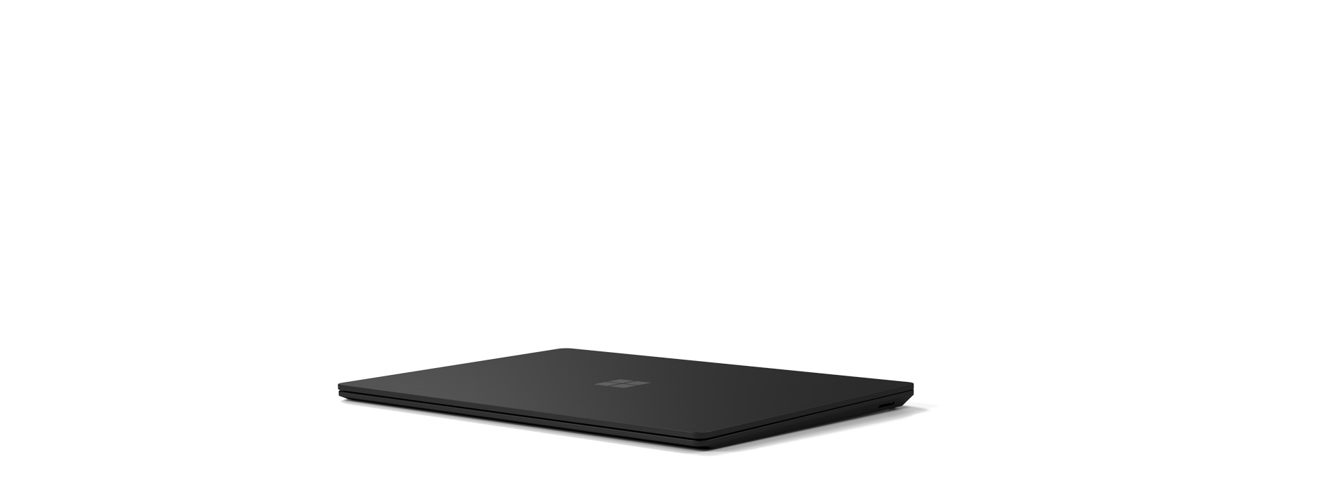 展示的 Surface Laptop 4 已闔上。