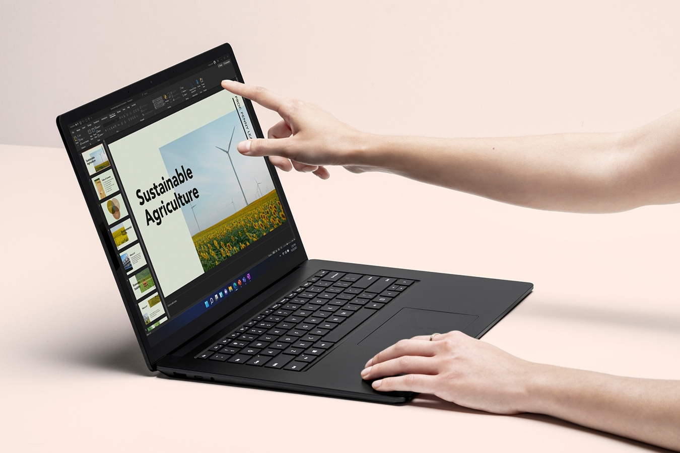 Surface Laptop 4 터치 스크린과 상호 작용 중인 사람의 손
