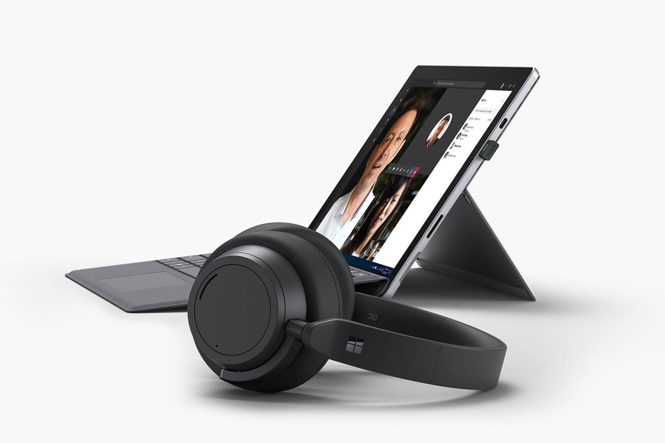 Surface Pro 7+ set fra siden med Surface Headphones 2+ i forgrunden