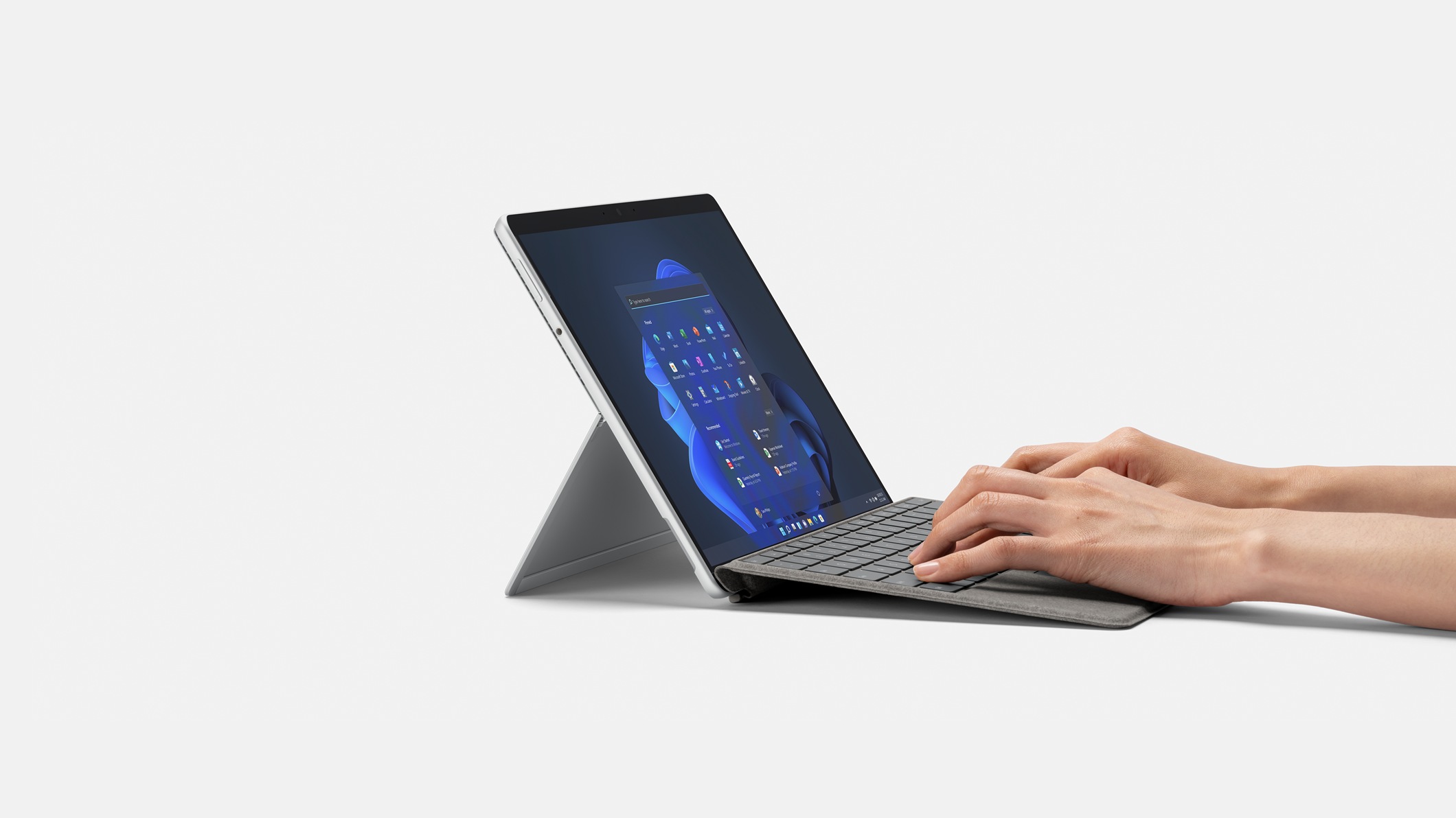 Die Hände einer Person tippen auf Surface Pro Signature Keyboard.
