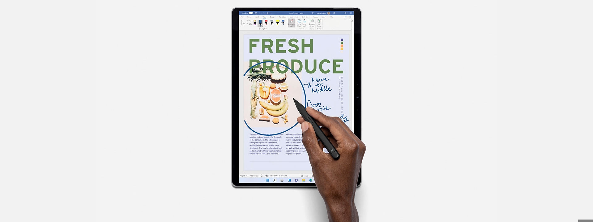 Zařízení Surface Pro X s perem pro Surface píšícím ve Wordu.