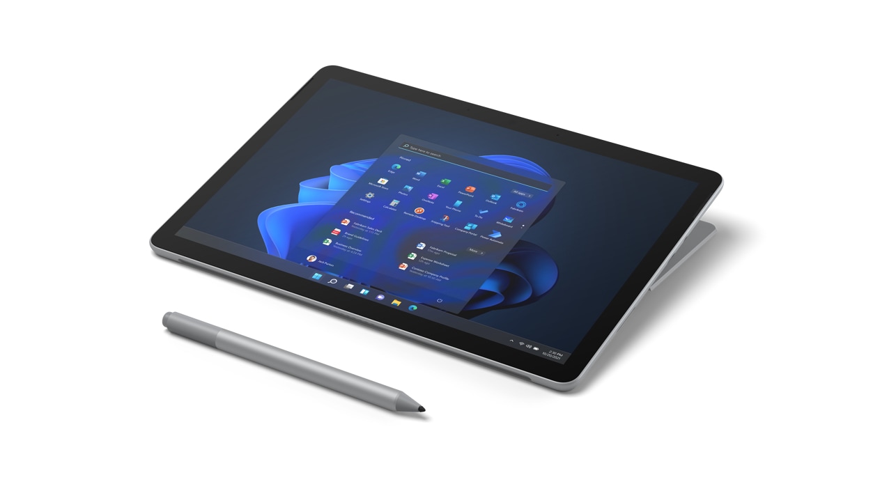 Surface Go 3 in Platin im Studio-Modus mit einem Studio-Pen.